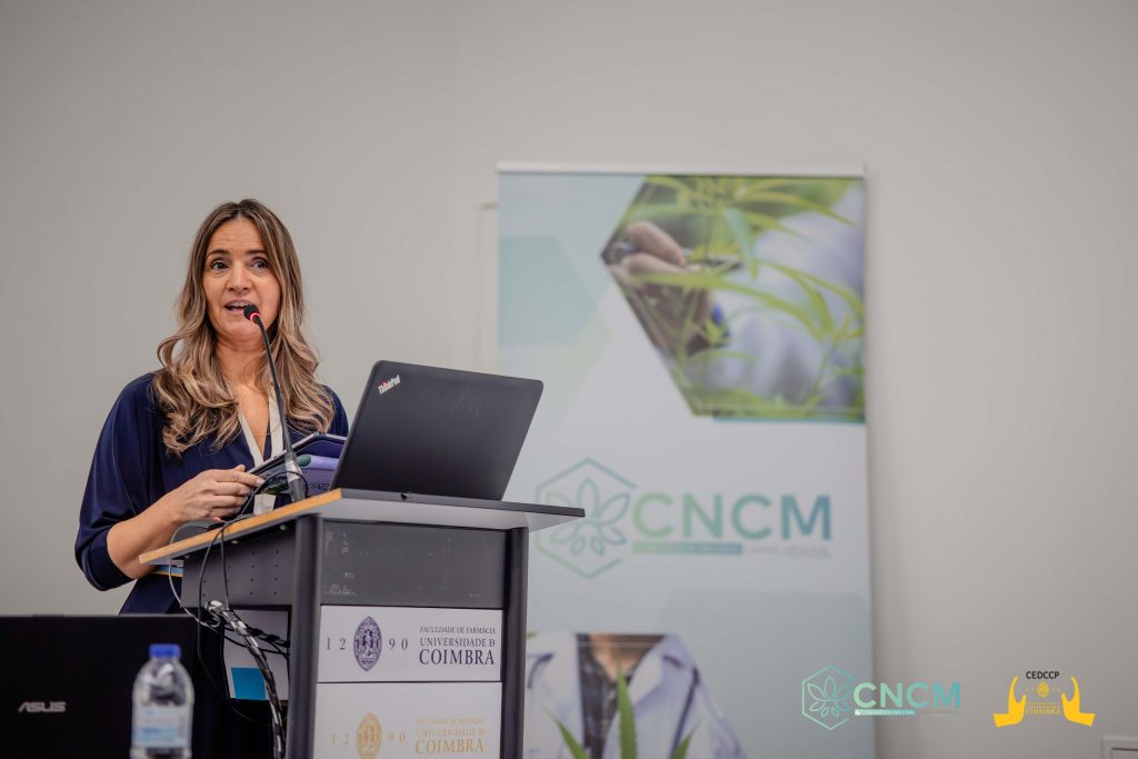 You are currently viewing Carla Dias, Presidente do Observatório Português de Canábis Medicinal (OPCM), “sublinha a aposta na educação clínica e no apoio aos doentes como resposta ao desfasamento entre a exportação e o acesso nacional.”