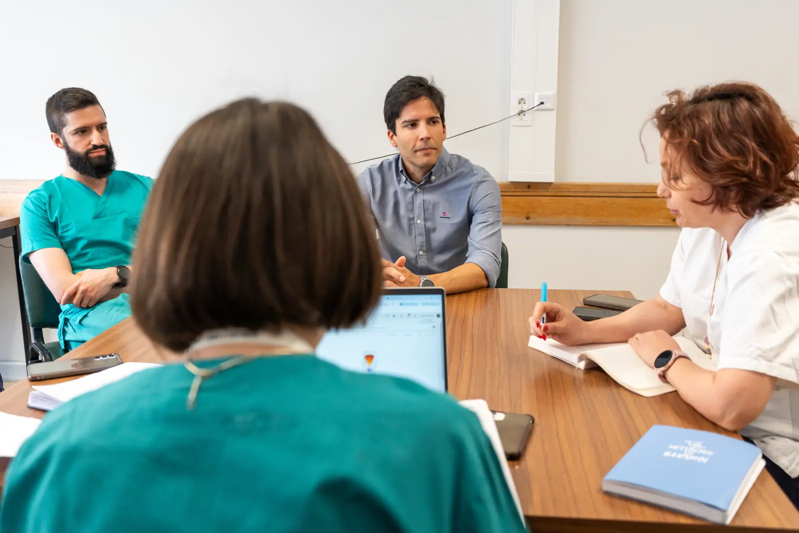 Read more about the article Para o médico paliativista Hugo Sarmento Ribeiro, “é bizarro que dor, geriatria e cuidados paliativos não sejam áreas obrigatórias em todos os cursos de medicina